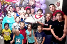 Победители номинации «Многодетная семья» муниципального этапа конкурса «Семья года» 2025 года - семья Мукашовых Жантаса Куанышкалиевича и Ирины Ивановны, в которой воспитывается 8 детей.